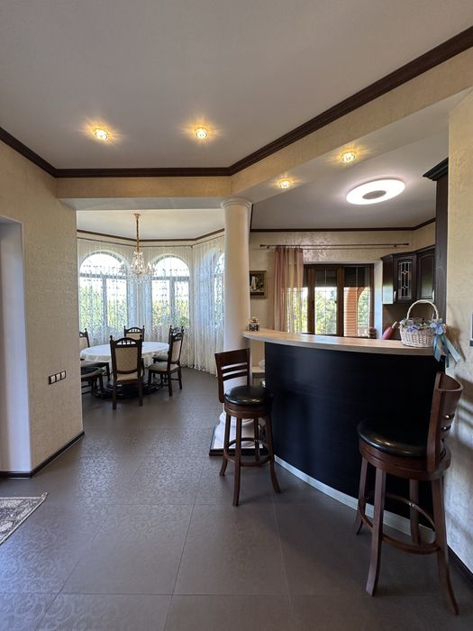 Продаж заміського будинку