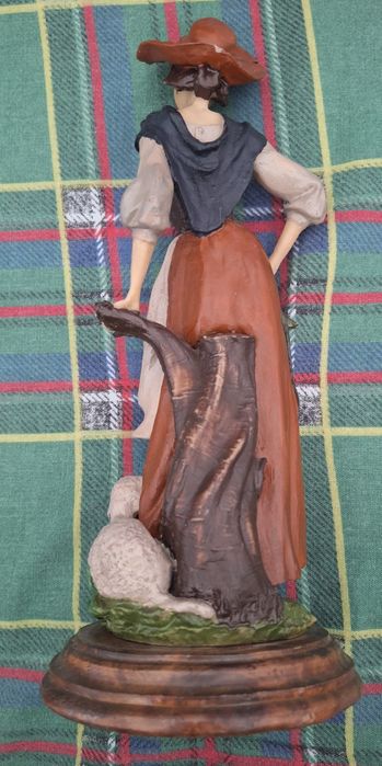 Estatueta Mulher com Ovelha