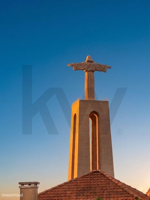 Property for Sale with High Profitability Potential in Pragal, Almada