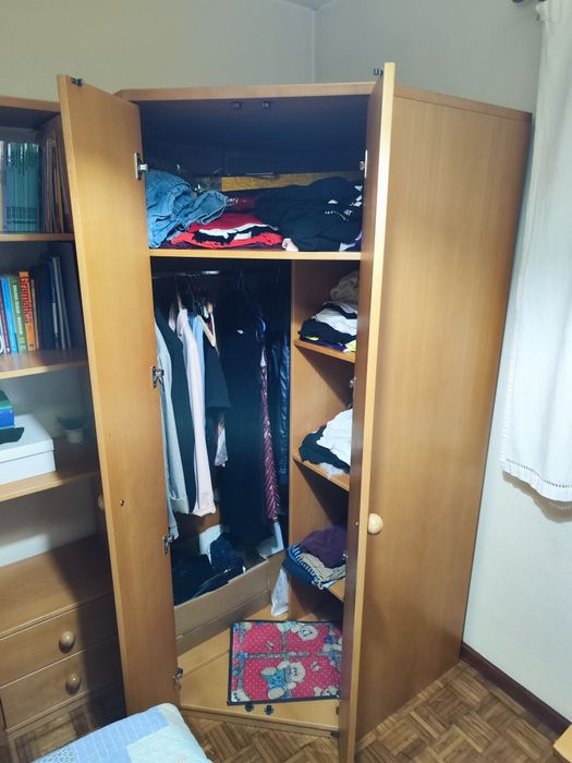 Roupeiro de canto em madeira faia