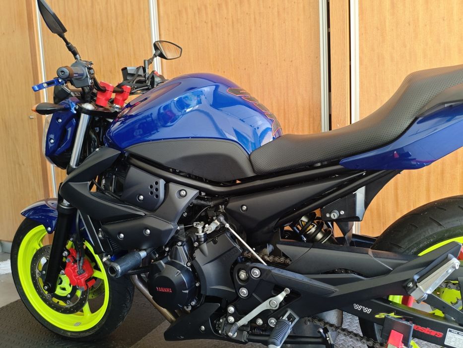 Moto Yamaha XJ6.