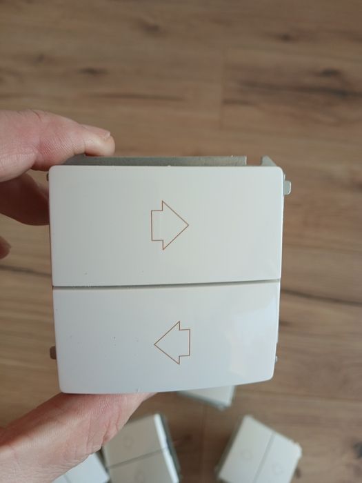 Sprzedam 8 przełączników do rolet zewnętrznych przycisk podwójny