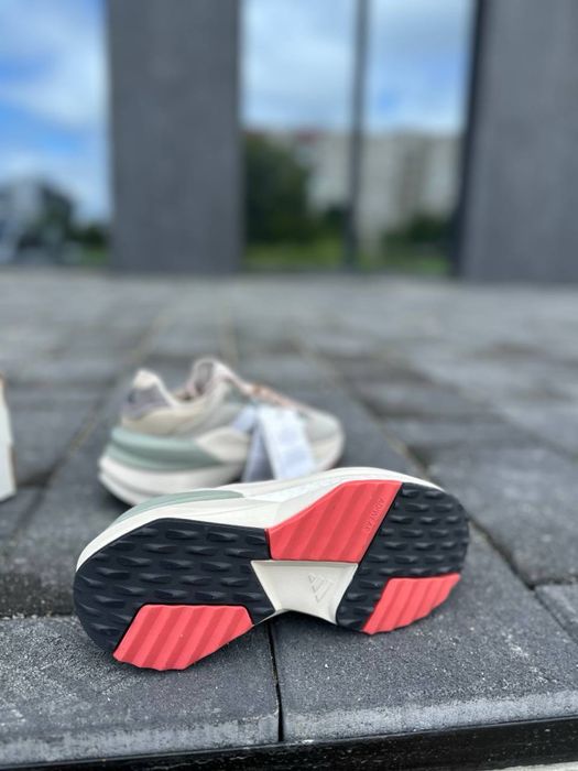 Жіночі оригінальні кросівки Adidas AVRYN_X IG3609: 3 100 грн
