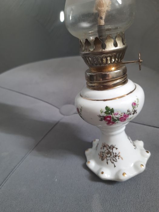 Stylowa lampka naftowa.