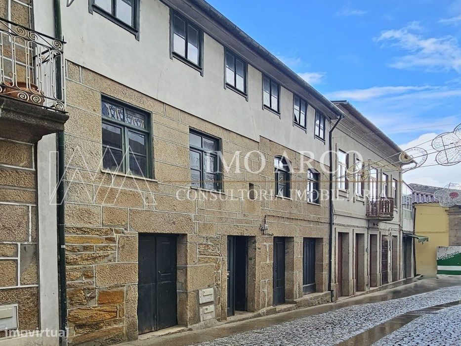 Moradia de 3 pisos na Rua do Arco