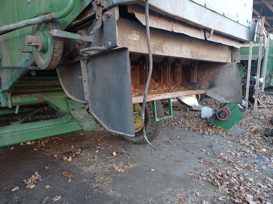 Комбайн John Deere 1075