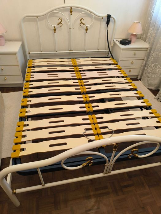 Cama de casal com Estrado Articulado, com Motor e Comando