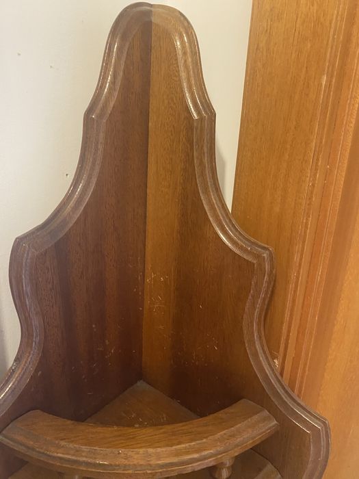 Móvel de canto em madeira