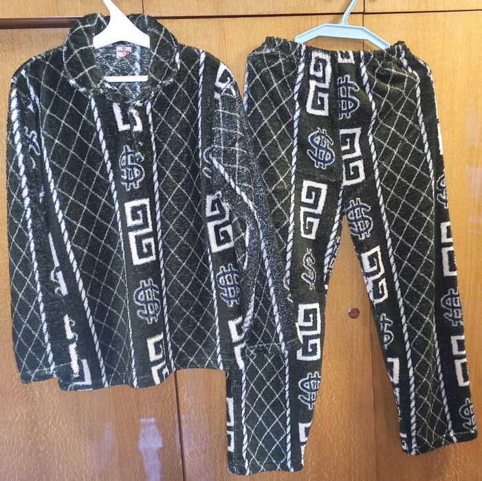 Комплект - халат и пижама.