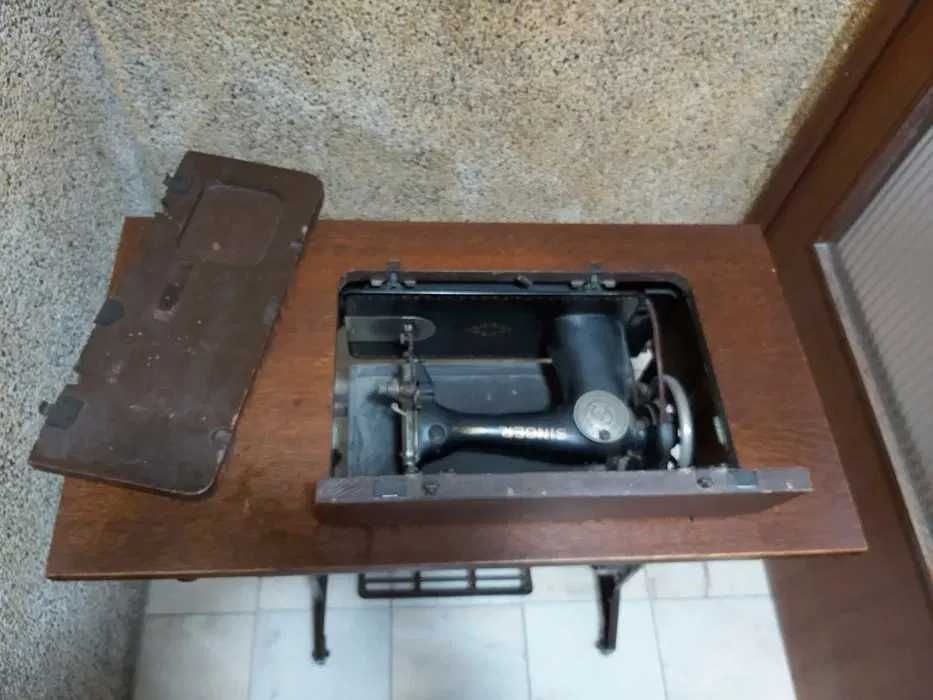 Máquina e mesa de costura SINGER centenária