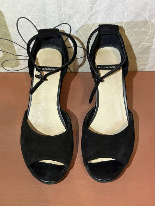 Босоніжки на танкетці vagabond