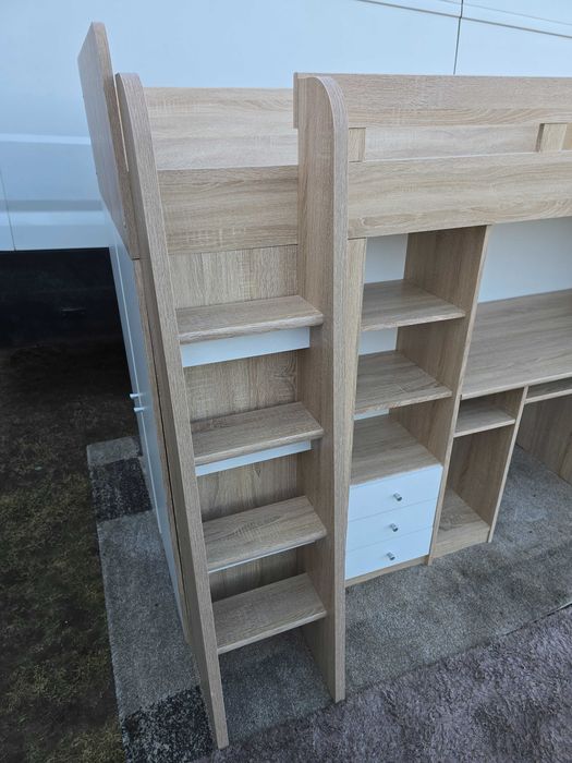 Łóżko piętrowe typu antresola z wbudowanym biurkiem i szafkami