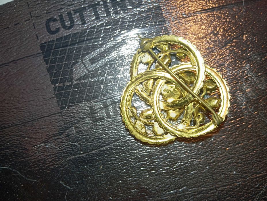 Broszka z prl-u z bordowymi cyrkoniami