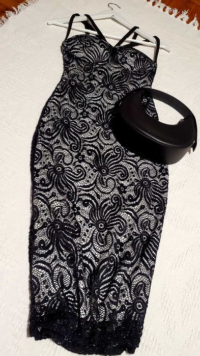 Сукня обтисла крою з квітковим мереживним візерунком та підкладкою