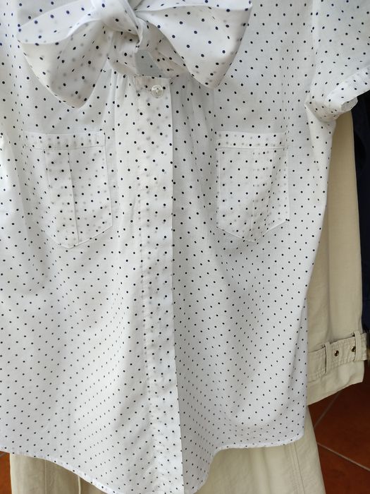 Camisa branca com bolinhas