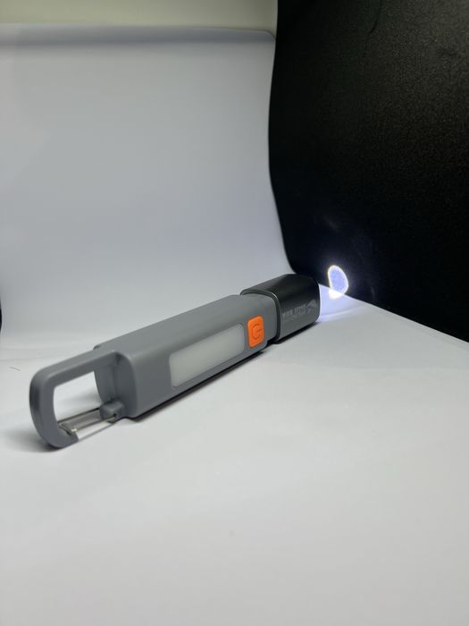 Компактный LED-фонарик с карабином