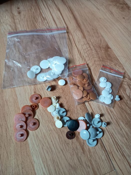 Zaślepki plastikowe / kapsle maskujące do mebli – różne kolory i rozmi
