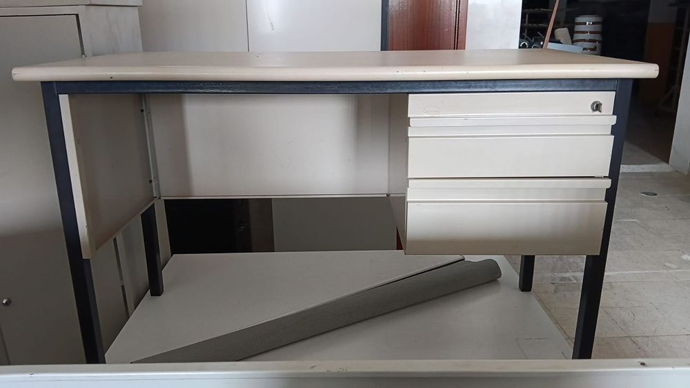 Secretárias de escritório em bom estado, várias medidas