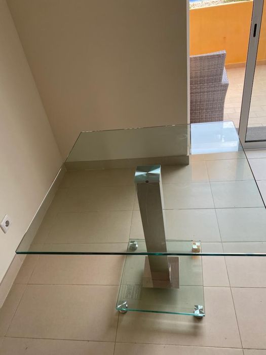 Mesa em vidro e inox