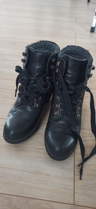Czarne skórzane,ocieplane buty w rozmiarze 38