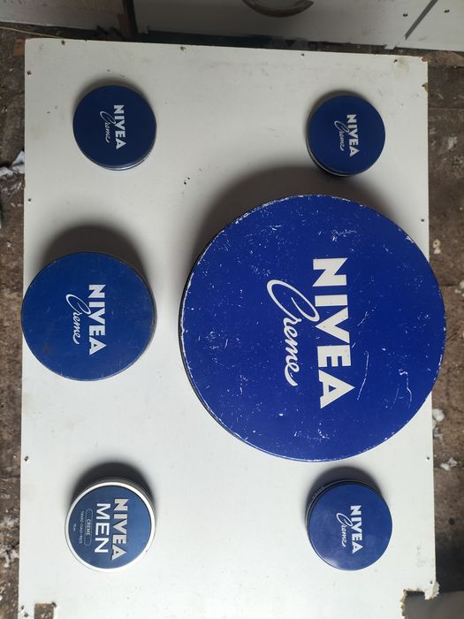 Stare puszki po kremie Nivea