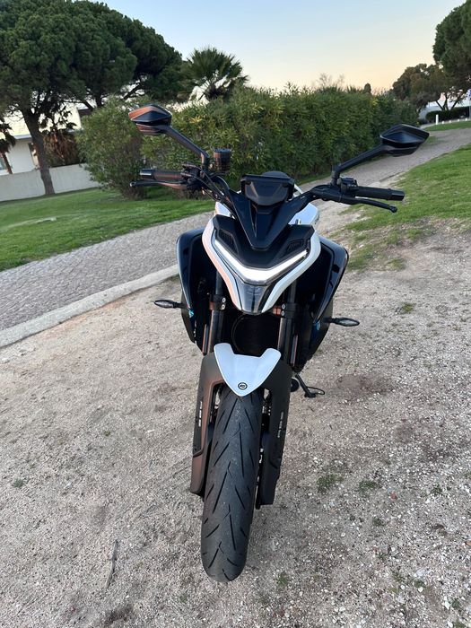 CF Moto 675 NK praticamente nova!