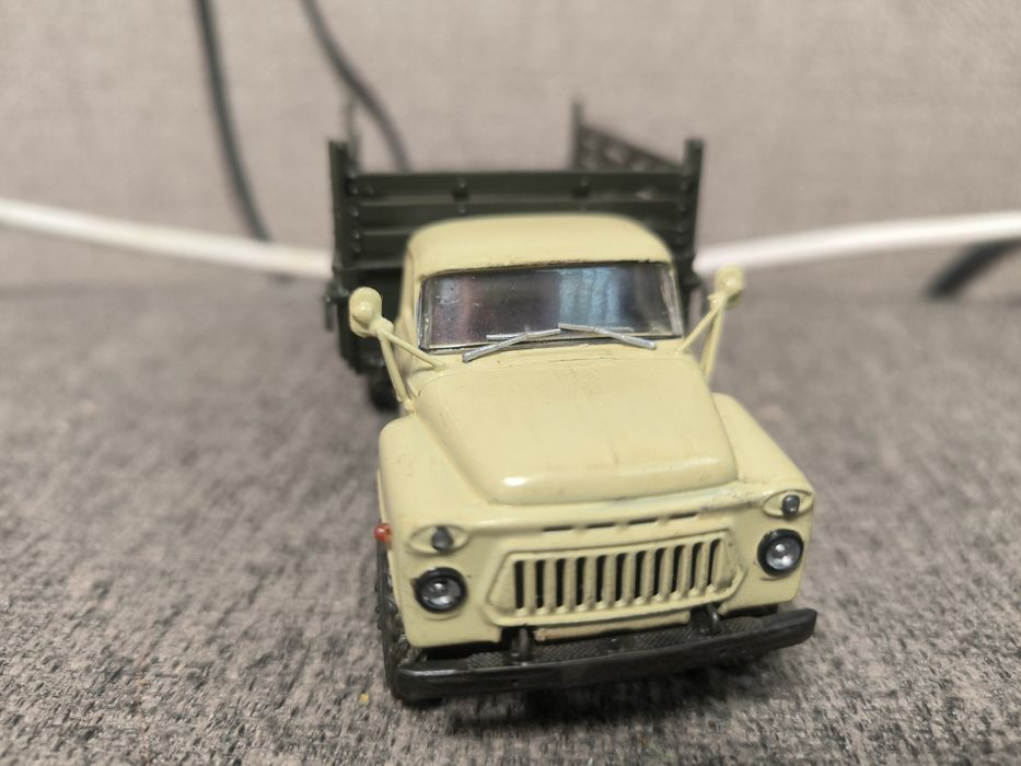 Продаю колекційну модель автомобіля газ-саз 53б .