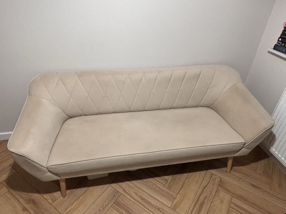 Beżowa sofa na nóżkach