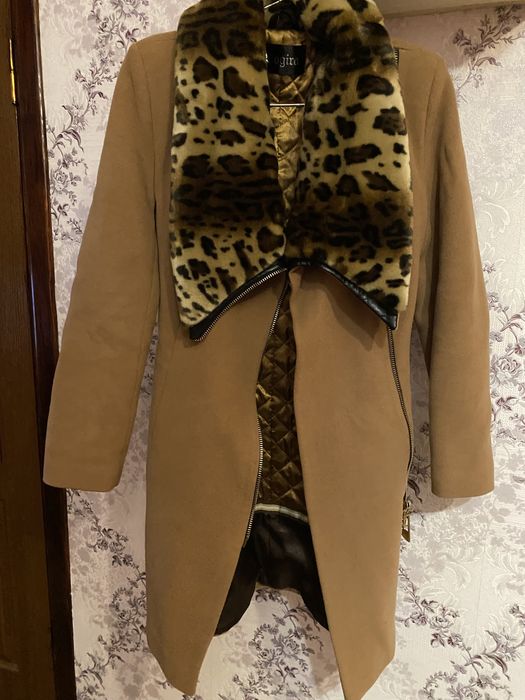 Пальто з леопардовим комірцем лео