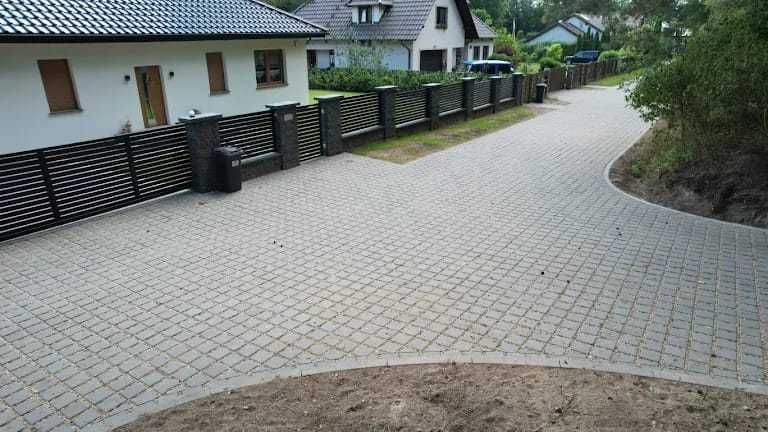 Brukarstwo, tarasy, parkingi, ogrodzenia, trawniki, nawodnienia