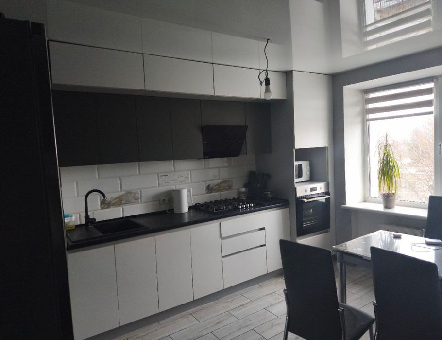 Трьохкімнатна квартира з сучасним ремонтом