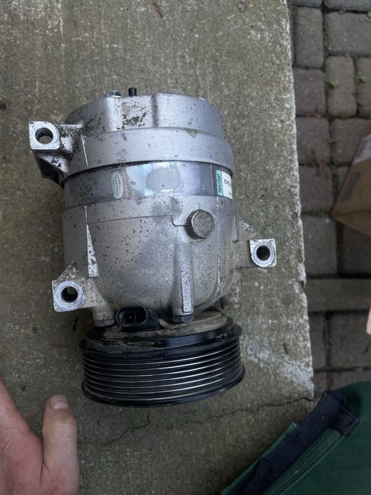 Компресор кондеціонера на віваро 2,5 2007 рокк