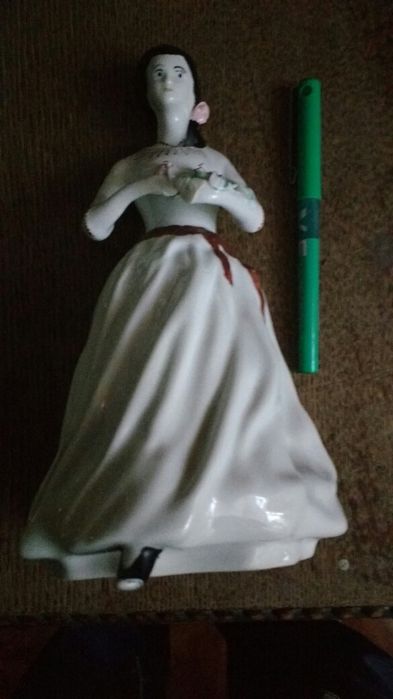 Figurka porcelanowa.
