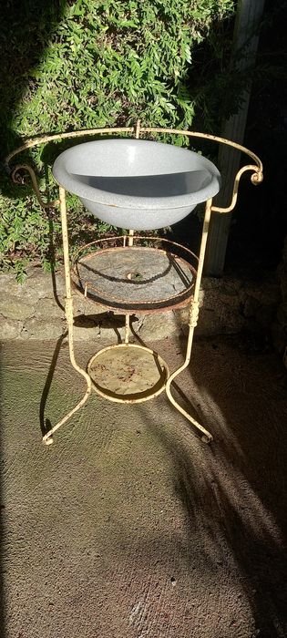 Lavatório antigo em ferro
