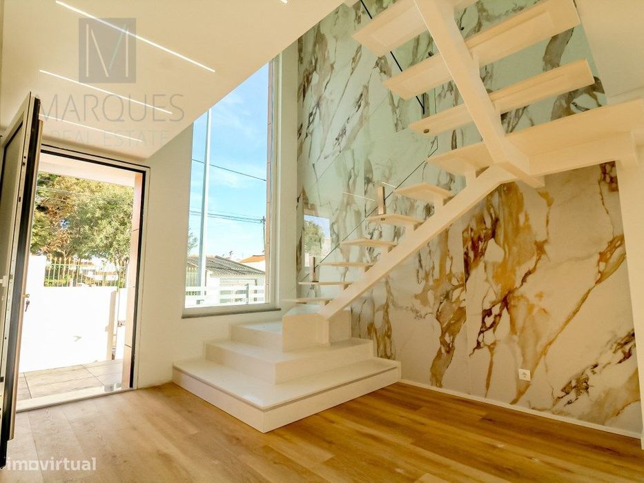 Moradia V4 com Garagem, Jardim e Piscina nas Quintinhas - Charneca ...