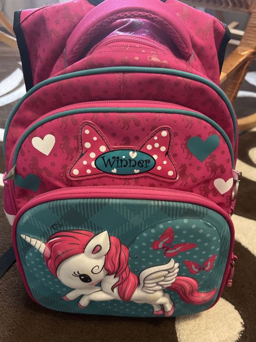 Ранець для дівчинки.