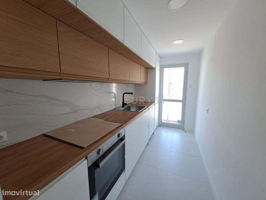 T2 Totalmente Remodelado em Almada | Luminosidade, Conforto e Localiza