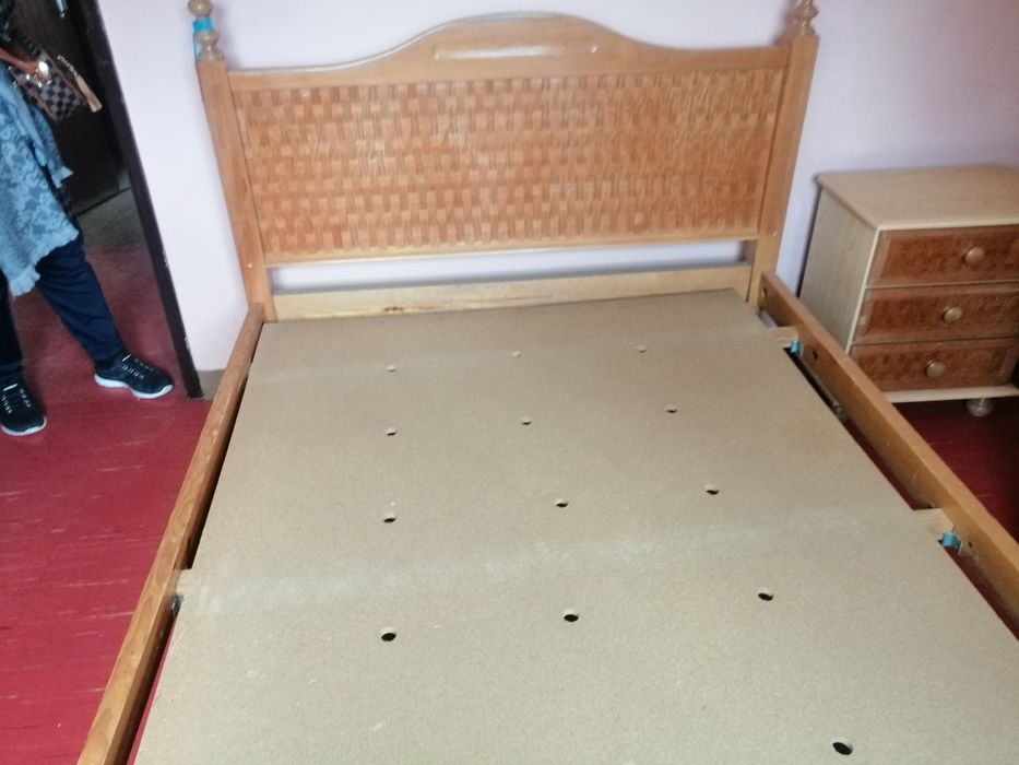 Cama madeira 1,40 x 1, 88m