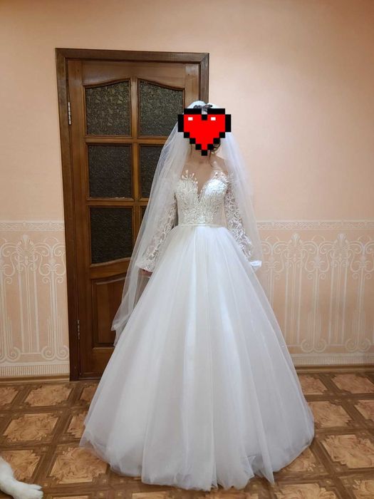 Пишна весільна сукня