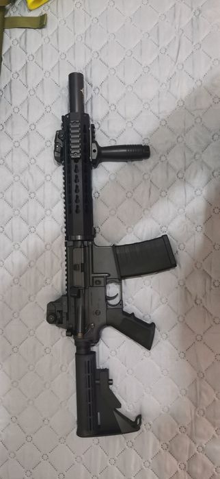 Arma de airsoft e equipamento