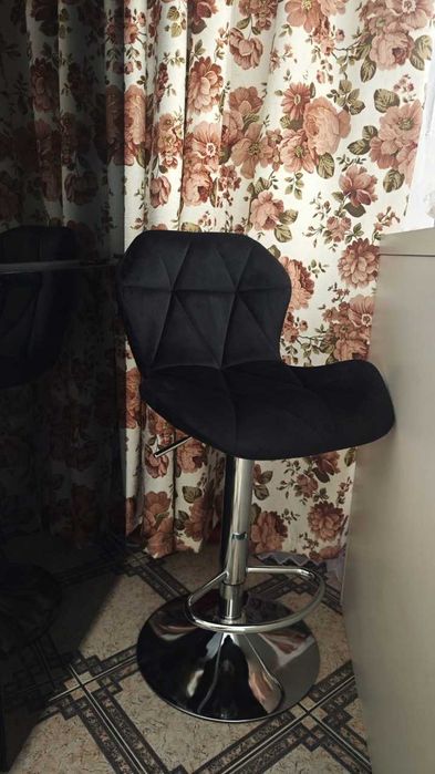 Hoker barowy Gordon chromowany czarny Velvet