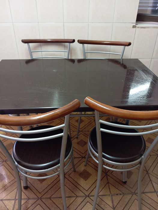 Mesa com 4 cadeiras