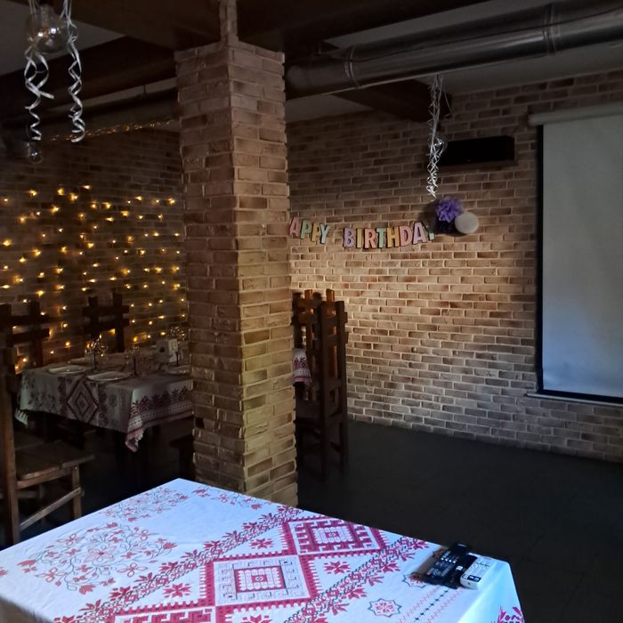 Центр,  біля стадіону. 140м2