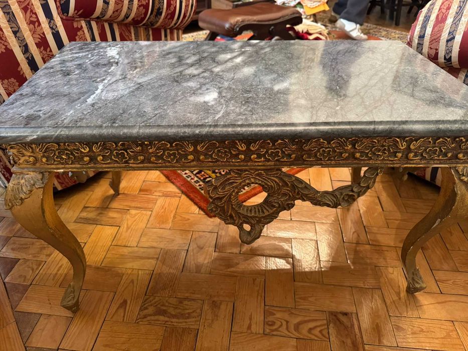 Mesa de sala em mármore e dourada