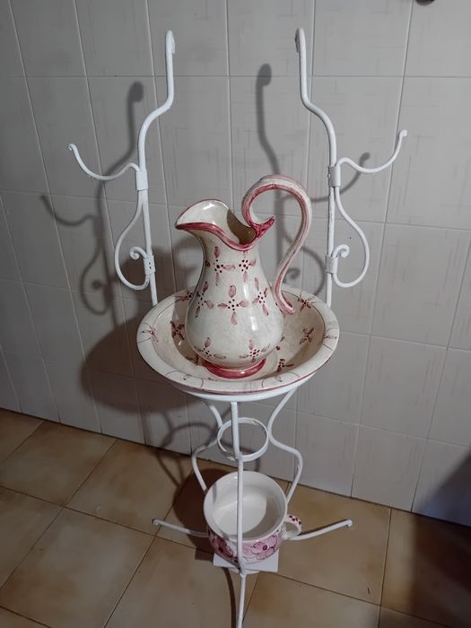 Lavatório em ferro antigo