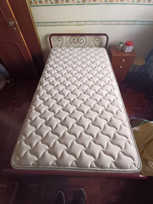 Colchão de solteiro e cama