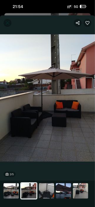 Sofás exteriores, guarda sol grande e bases de peso