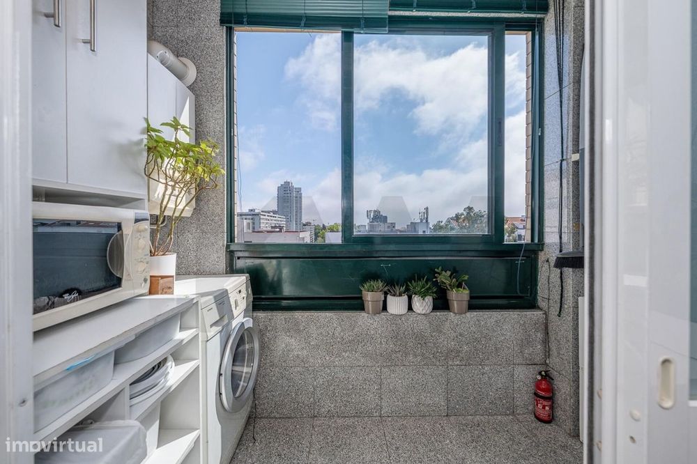 Apartamento T2 com varanda e garagem no Pinheiro Manso, Porto