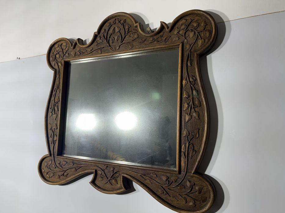 Lustro w rzeźbionej ramie