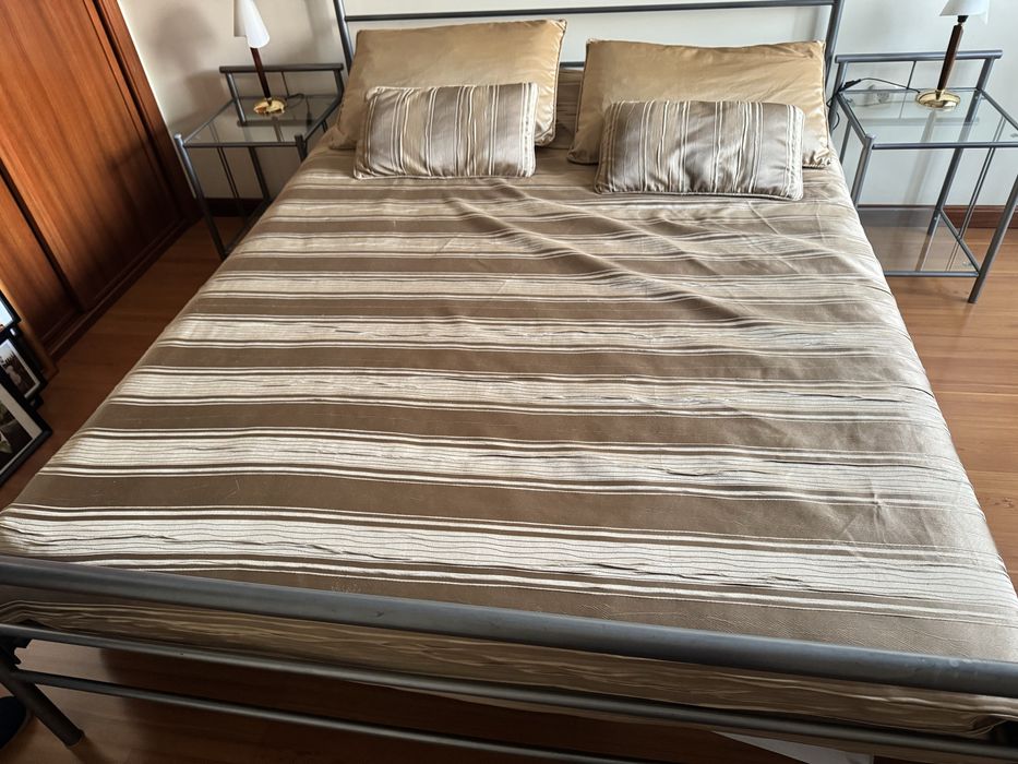 Cama Metálica + 2 mesas de apoio
